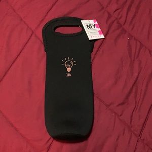 Soft black wine carrying case.